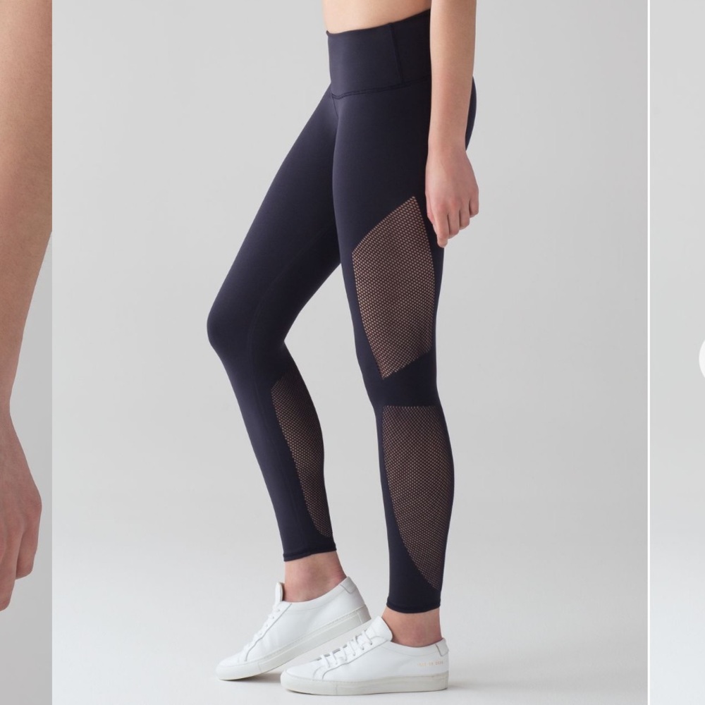Great condition Lulu Reveal 7/8 Tight in XS midnight navy lululemon blue